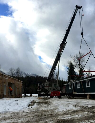 Link-Belt HTC-86100 setting a modular home in winter