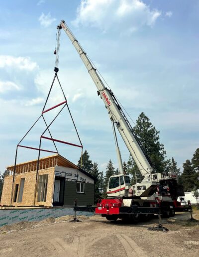 Link-Belt HTC-86110 lifting a modular home